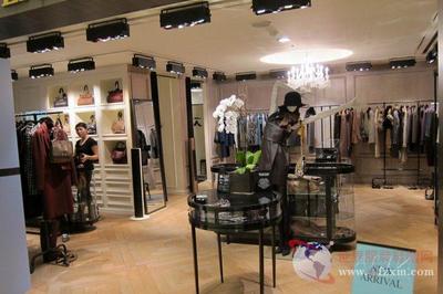 电商冲击下实体箱包店的生存与发展策略