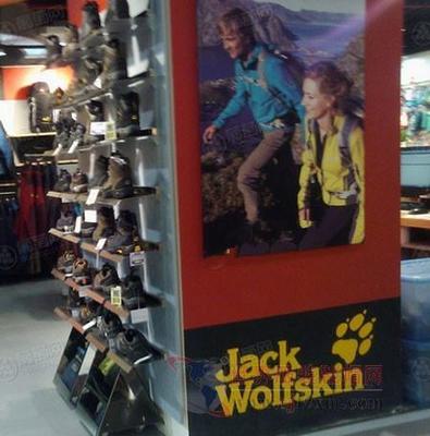 美国暴雪天气冲击服装零售业，鞋帽销售陷寒冬